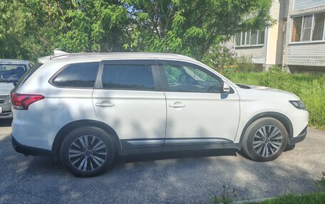 Mitsubishi Outlander III рестайлинг 3, 2018 год, 2 050 000 рублей, 3 фотография