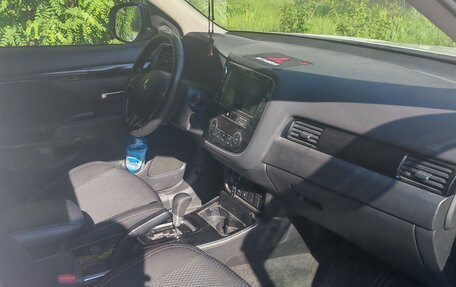 Mitsubishi Outlander III рестайлинг 3, 2018 год, 2 050 000 рублей, 5 фотография