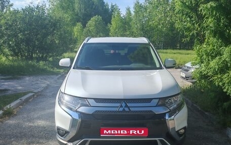 Mitsubishi Outlander III рестайлинг 3, 2018 год, 2 050 000 рублей, 1 фотография