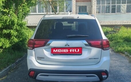 Mitsubishi Outlander III рестайлинг 3, 2018 год, 2 050 000 рублей, 2 фотография
