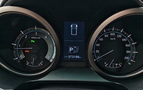 Toyota Land Cruiser Prado 150 рестайлинг 2, 2011 год, 2 300 000 рублей, 11 фотография