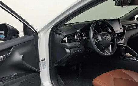 Toyota Camry, 2022 год, 1 945 000 рублей, 6 фотография