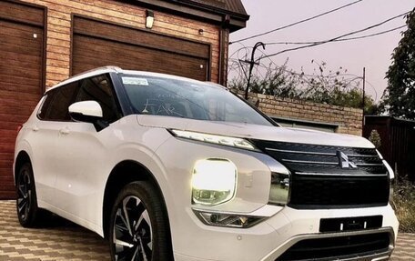 Mitsubishi Outlander, 2023 год, 4 900 000 рублей, 1 фотография