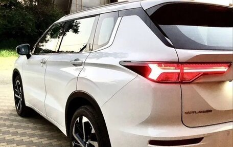 Mitsubishi Outlander, 2023 год, 4 900 000 рублей, 4 фотография