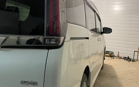 Toyota Noah III, 2019 год, 2 850 000 рублей, 4 фотография