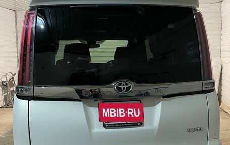 Toyota Noah III, 2019 год, 2 850 000 рублей, 5 фотография