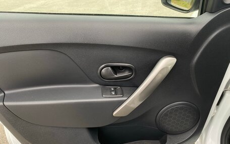 Renault Logan II, 2018 год, 849 000 рублей, 10 фотография