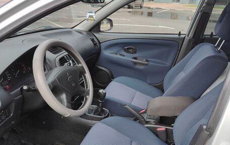 Mitsubishi Carisma I, 2003 год, 300 000 рублей, 9 фотография