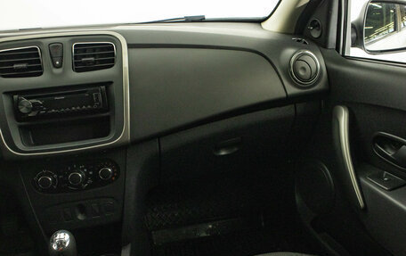 Renault Logan II, 2017 год, 759 000 рублей, 15 фотография