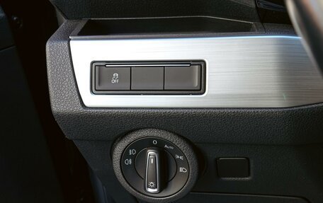 Volkswagen Multivan T6 рестайлинг, 2021 год, 5 250 000 рублей, 17 фотография