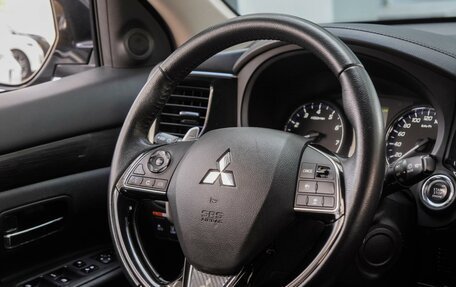 Mitsubishi Outlander III рестайлинг 3, 2018 год, 3 050 000 рублей, 20 фотография