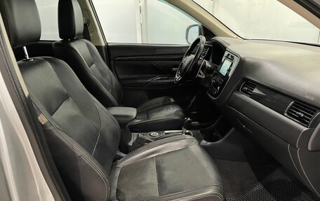 Mitsubishi Outlander III рестайлинг 3, 2016 год, 1 049 000 рублей, 13 фотография