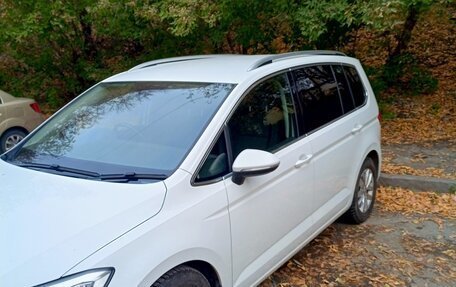 Volkswagen Touran III, 2017 год, 1 090 000 рублей, 2 фотография