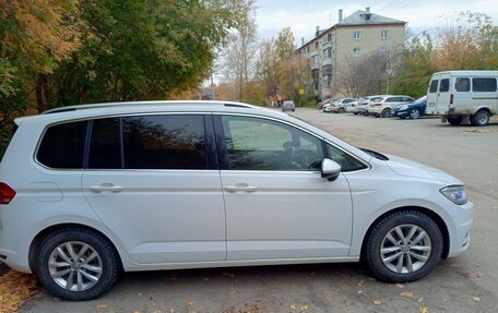 Volkswagen Touran III, 2017 год, 1 090 000 рублей, 4 фотография