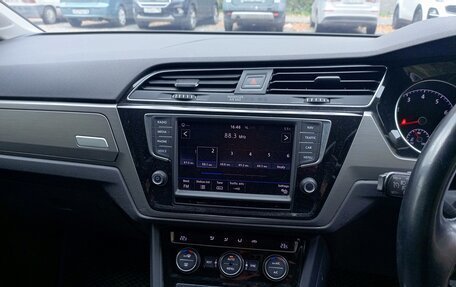 Volkswagen Touran III, 2017 год, 1 090 000 рублей, 15 фотография