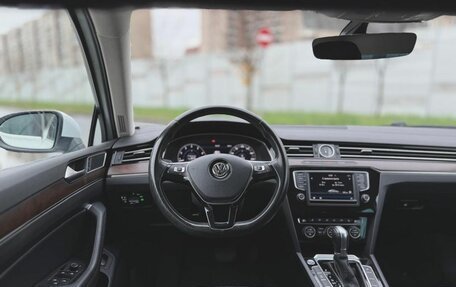 Volkswagen Passat B8 рестайлинг, 2017 год, 1 990 000 рублей, 13 фотография