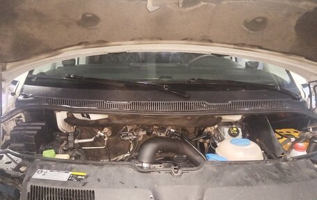 Volkswagen Caravelle T6 рестайлинг, 2015 год, 1 850 000 рублей, 10 фотография