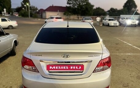 Hyundai Solaris II рестайлинг, 2011 год, 800 000 рублей, 10 фотография