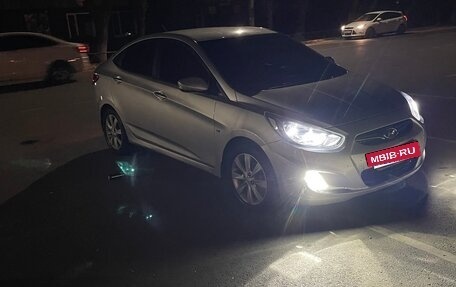 Hyundai Solaris II рестайлинг, 2011 год, 800 000 рублей, 15 фотография