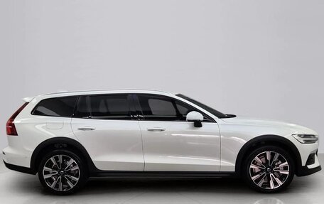 Volvo V60 Cross Country II, 2025 год, 5 200 000 рублей, 3 фотография
