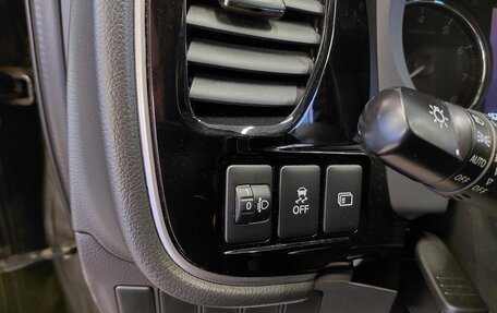 Mitsubishi Outlander III рестайлинг 3, 2017 год, 1 699 000 рублей, 10 фотография