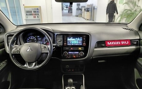 Mitsubishi Outlander III рестайлинг 3, 2017 год, 1 699 000 рублей, 13 фотография