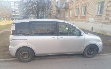 Toyota Sienta I, 2010 год, 550 000 рублей, 2 фотография