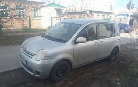 Toyota Sienta I, 2010 год, 550 000 рублей, 3 фотография