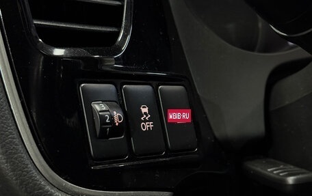 Mitsubishi Outlander III рестайлинг 3, 2017 год, 2 042 000 рублей, 14 фотография