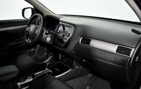 Mitsubishi Outlander III рестайлинг 3, 2017 год, 1 890 000 рублей, 14 фотография