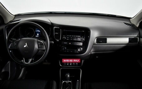 Mitsubishi Outlander III рестайлинг 3, 2017 год, 1 890 000 рублей, 15 фотография