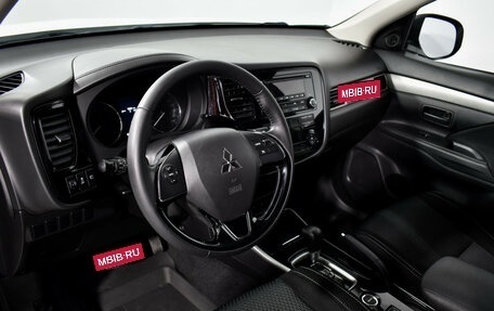 Mitsubishi Outlander III рестайлинг 3, 2017 год, 1 890 000 рублей, 10 фотография