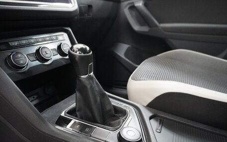 Volkswagen Tiguan II, 2019 год, 1 990 000 рублей, 12 фотография