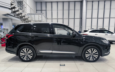 Mitsubishi Outlander III рестайлинг 3, 2020 год, 2 399 000 рублей, 5 фотография