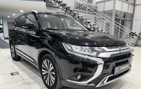 Mitsubishi Outlander III рестайлинг 3, 2020 год, 2 399 000 рублей, 3 фотография
