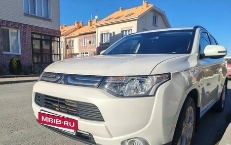 Mitsubishi Outlander III рестайлинг 3, 2013 год, 1 520 000 рублей, 4 фотография