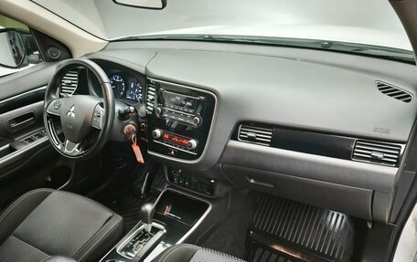 Mitsubishi Outlander III рестайлинг 3, 2020 год, 2 200 000 рублей, 12 фотография