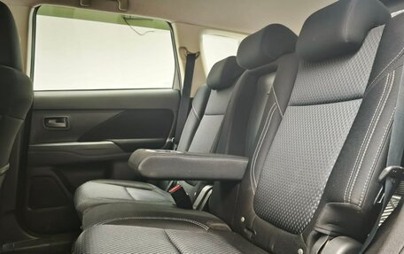 Mitsubishi Outlander III рестайлинг 3, 2020 год, 2 200 000 рублей, 14 фотография