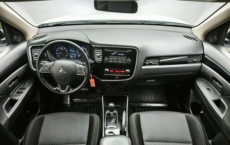 Mitsubishi Outlander III рестайлинг 3, 2020 год, 2 200 000 рублей, 15 фотография