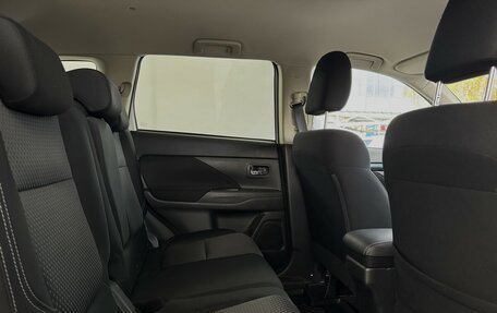 Mitsubishi Outlander III рестайлинг 3, 2019 год, 2 195 000 рублей, 14 фотография