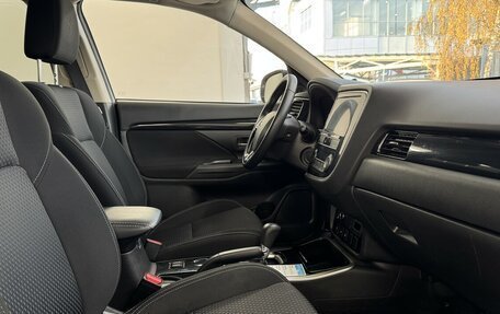 Mitsubishi Outlander III рестайлинг 3, 2019 год, 2 195 000 рублей, 13 фотография