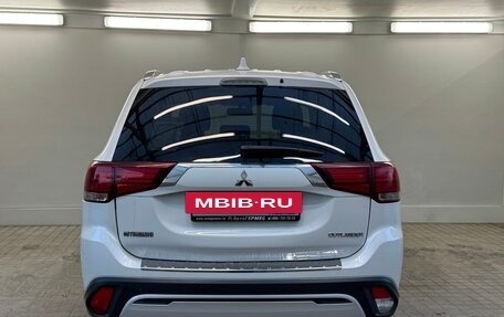 Mitsubishi Outlander III рестайлинг 3, 2019 год, 2 195 000 рублей, 4 фотография