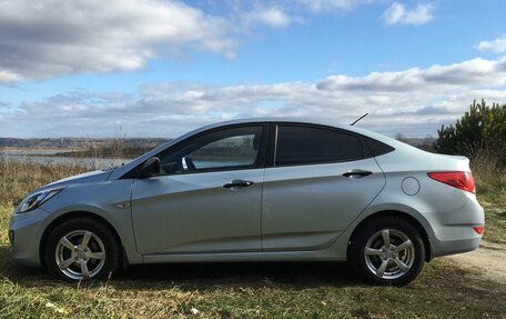 Hyundai Solaris II рестайлинг, 2011 год, 820 000 рублей, 3 фотография