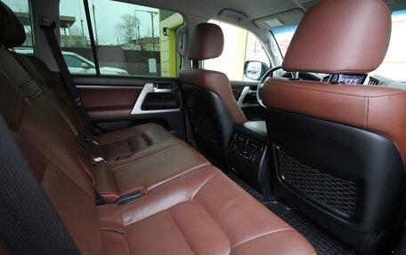 Toyota Land Cruiser 200, 2017 год, 4 915 000 рублей, 28 фотография