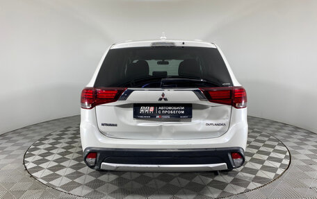 Mitsubishi Outlander III рестайлинг 3, 2017 год, 1 990 000 рублей, 6 фотография