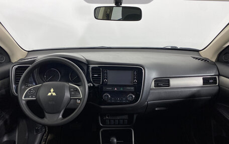 Mitsubishi Outlander III рестайлинг 3, 2017 год, 1 990 000 рублей, 9 фотография