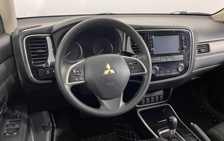 Mitsubishi Outlander III рестайлинг 3, 2017 год, 1 990 000 рублей, 10 фотография