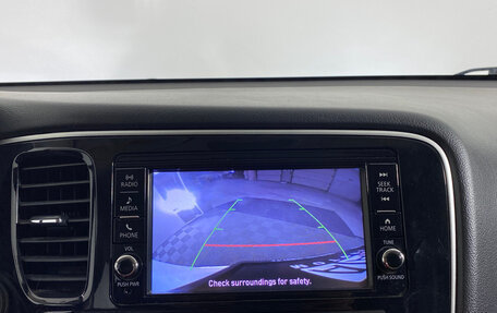 Mitsubishi Outlander III рестайлинг 3, 2017 год, 1 990 000 рублей, 15 фотография