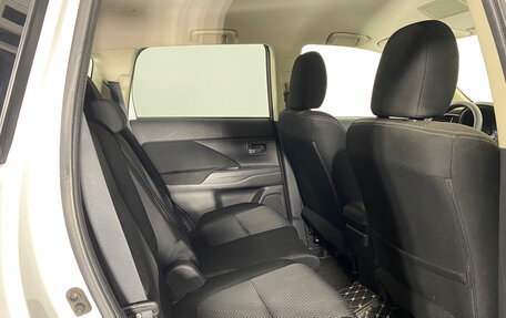 Mitsubishi Outlander III рестайлинг 3, 2017 год, 1 990 000 рублей, 16 фотография