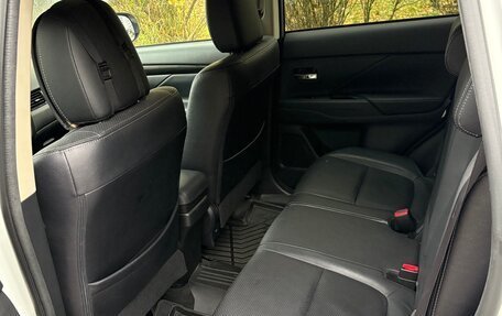 Mitsubishi Outlander III рестайлинг 3, 2018 год, 2 150 000 рублей, 9 фотография